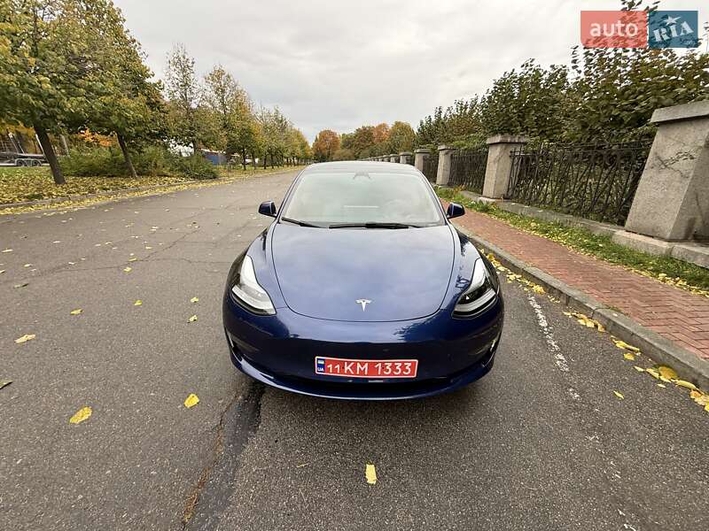 Седан Tesla Model 3 2022 в Умани