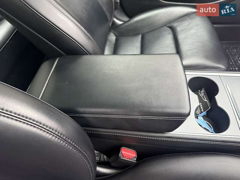 Седан Tesla Model 3 2022 в Умани