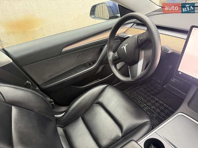Седан Tesla Model 3 2022 в Умани
