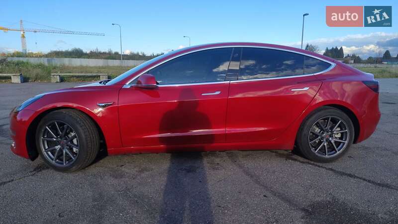 Седан Tesla Model 3 2018 в Львове