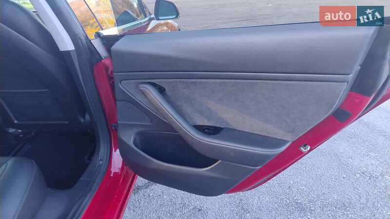 Седан Tesla Model 3 2018 в Львове