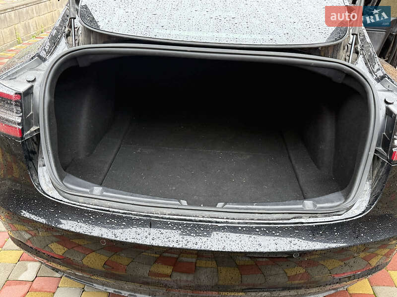 Седан Tesla Model 3 2020 в Ровно