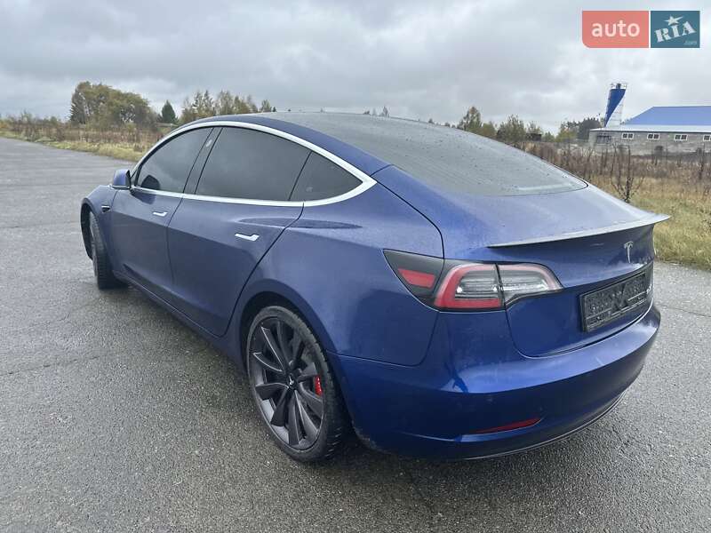Седан Tesla Model 3 2019 в Березному