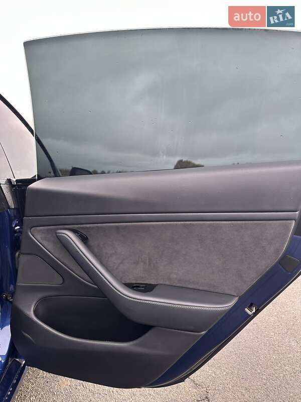 Седан Tesla Model 3 2019 в Березному