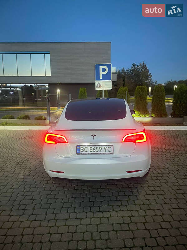 Седан Tesla Model 3 2023 в Львові