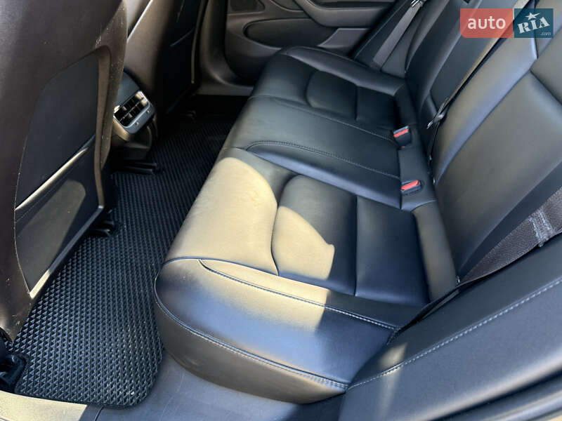 Седан Tesla Model 3 2019 в Нововолынске