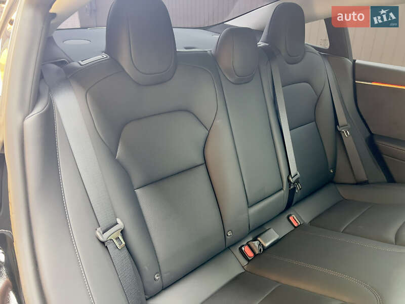 Седан Tesla Model 3 2024 в Олевську