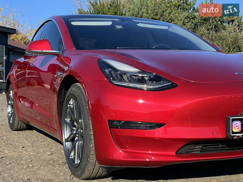 Седан Tesla Model 3 2020 в Луцьку