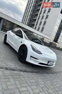 Седан Tesla Model 3 2022 в 