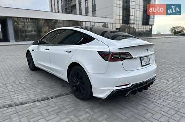 Седан Tesla Model 3 2022 в 