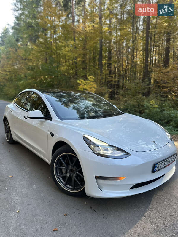 Седан Tesla Model 3 2021 в Ивано-Франковске