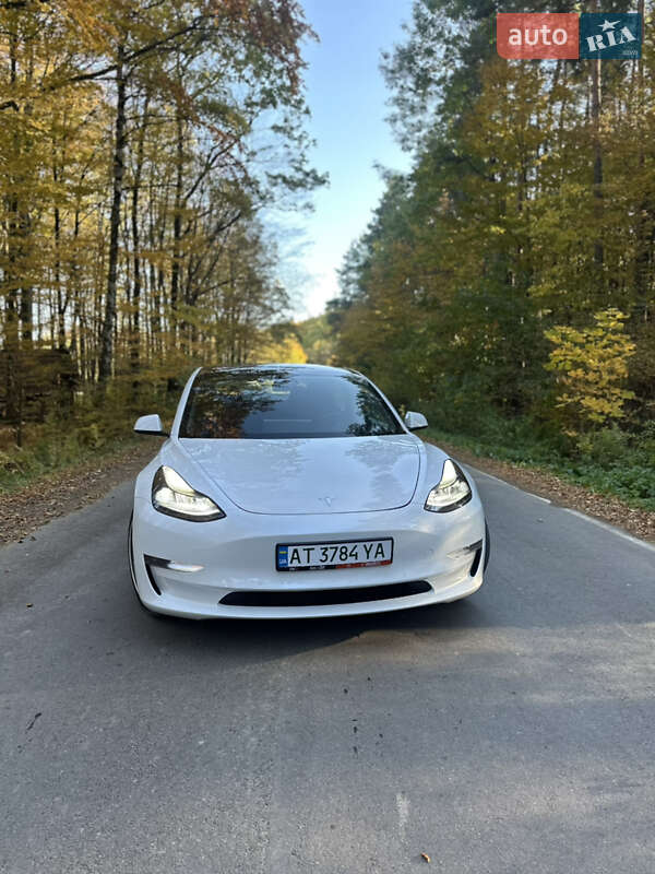 Седан Tesla Model 3 2021 в Ивано-Франковске