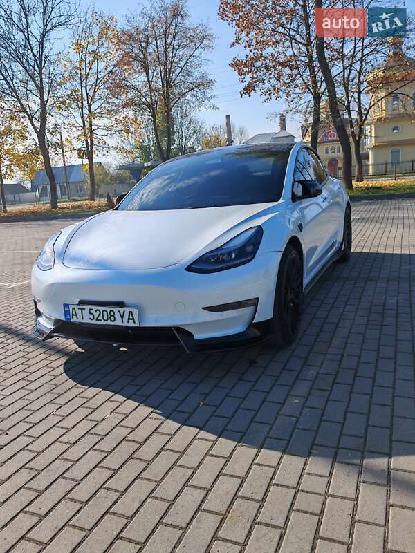 Седан Tesla Model 3 2021 в Коломиї