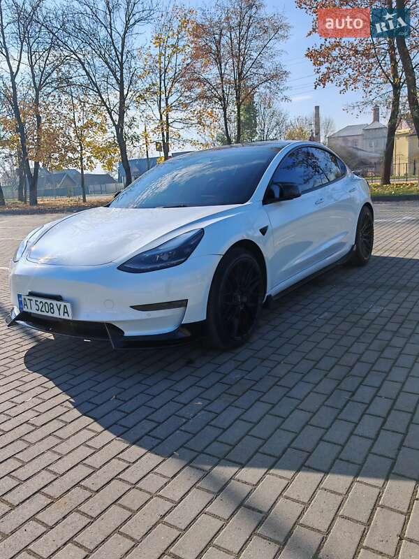 Седан Tesla Model 3 2021 в Коломиї
