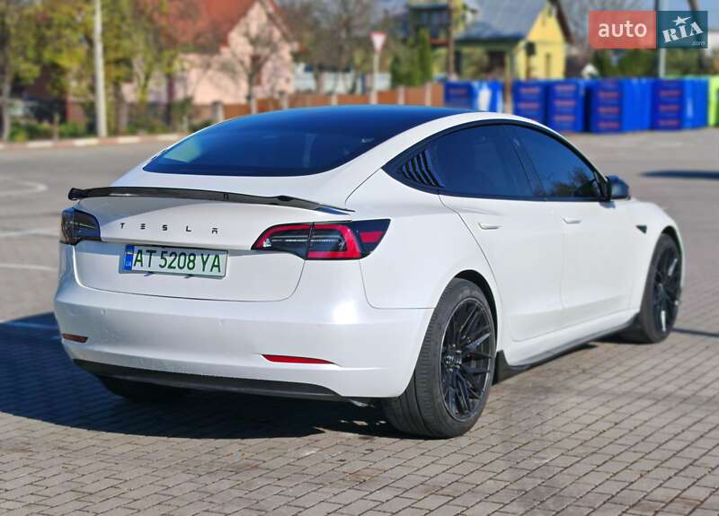 Седан Tesla Model 3 2021 в Коломиї