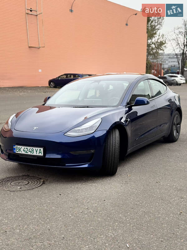 Седан Tesla Model 3 2022 в Киеве