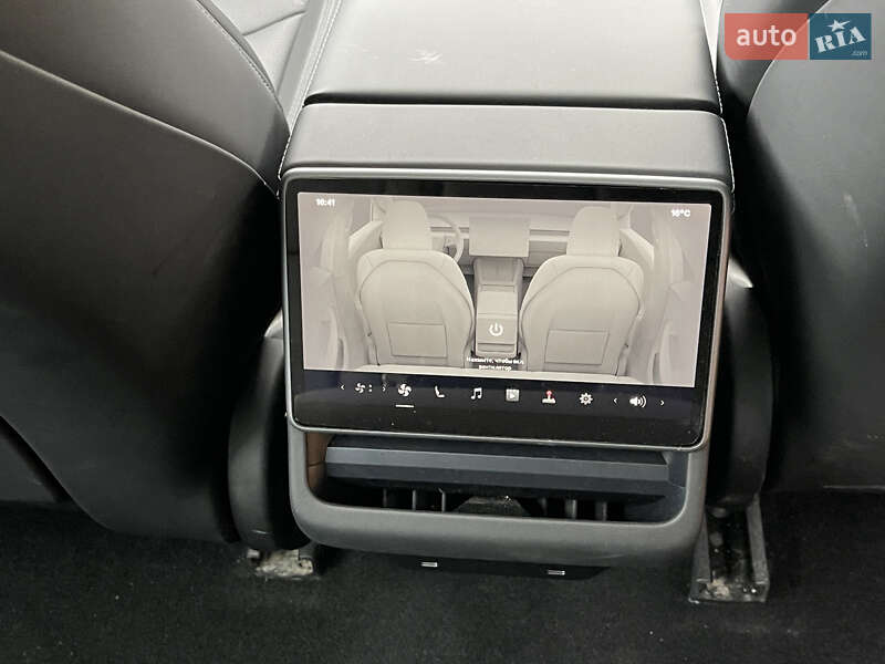 Седан Tesla Model 3 2024 в Новояворовске