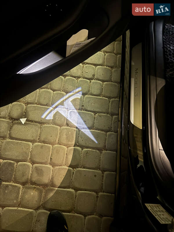 Седан Tesla Model 3 2018 в Володимирі