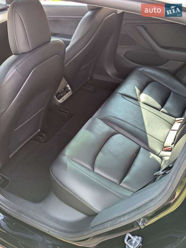 Седан Tesla Model 3 2020 в Березному