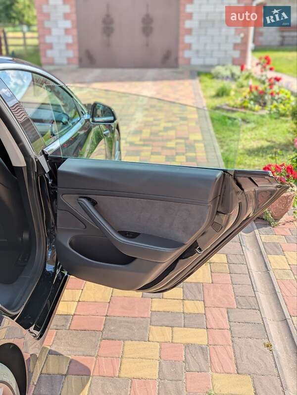 Седан Tesla Model 3 2020 в Березному