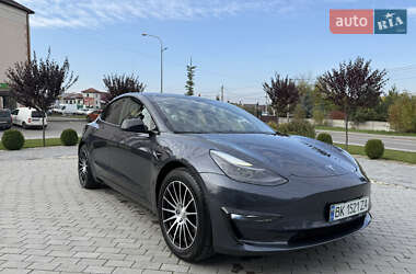 Седан Tesla Model 3 2022 в 