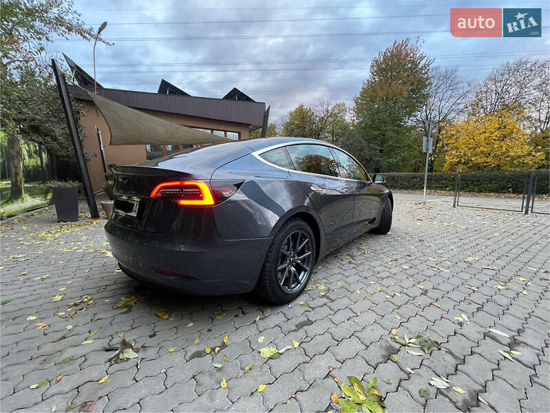 Седан Tesla Model 3 2018 в Ужгороді