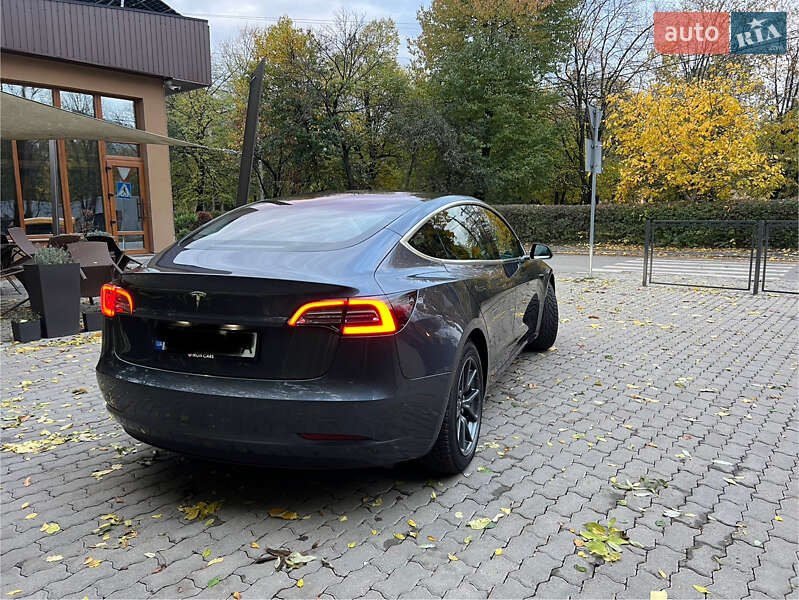 Седан Tesla Model 3 2018 в Ужгороді