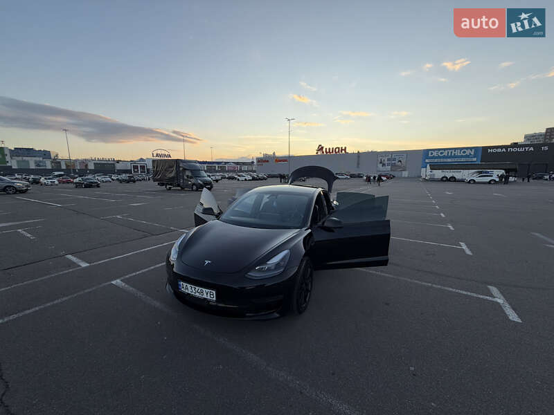 Седан Tesla Model 3 2021 в Киеве