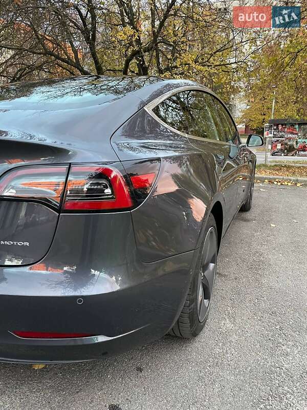 Седан Tesla Model 3 2018 в Львове