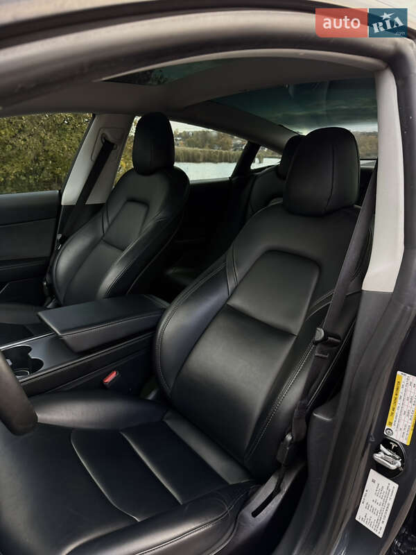 Седан Tesla Model 3 2021 в Виннице