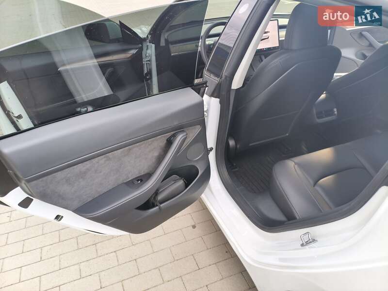 Седан Tesla Model 3 2023 в Виннице