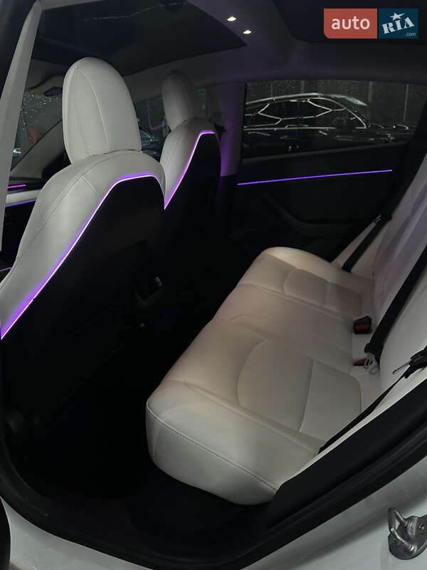 Седан Tesla Model 3 2021 в Львові