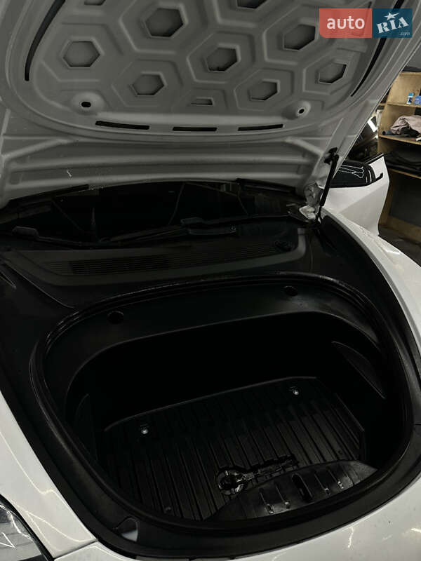 Седан Tesla Model 3 2021 в Львові