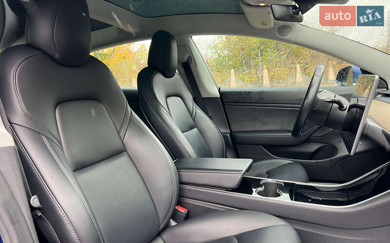 Седан Tesla Model 3 2019 в Львові