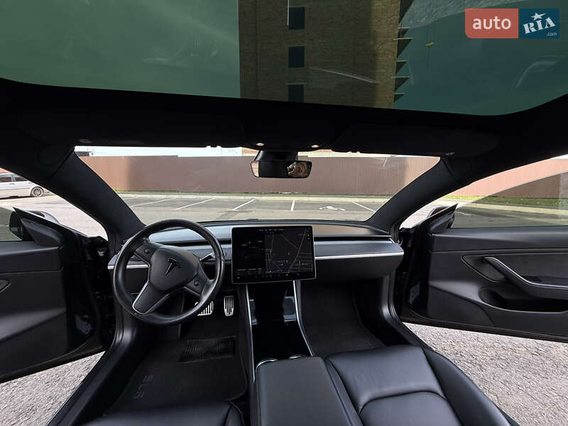 Седан Tesla Model 3 2019 в Умані