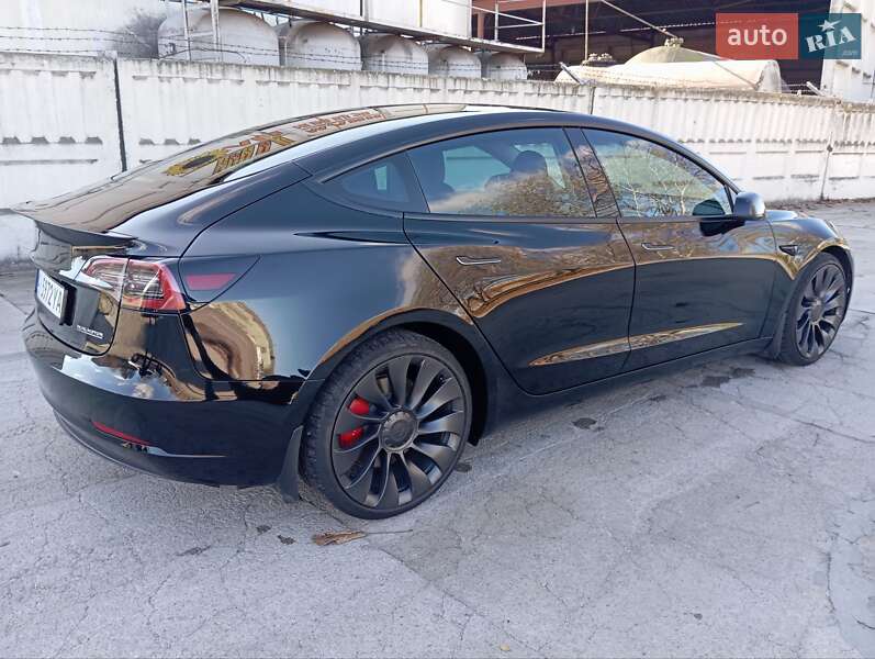 Седан Tesla Model 3 2023 в Яремче