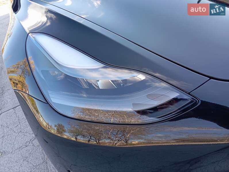 Седан Tesla Model 3 2023 в Яремче