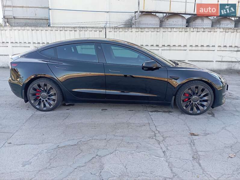 Седан Tesla Model 3 2023 в Яремче