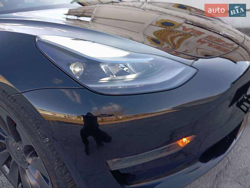 Седан Tesla Model 3 2023 в Яремче