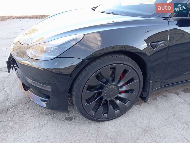 Седан Tesla Model 3 2023 в Яремче