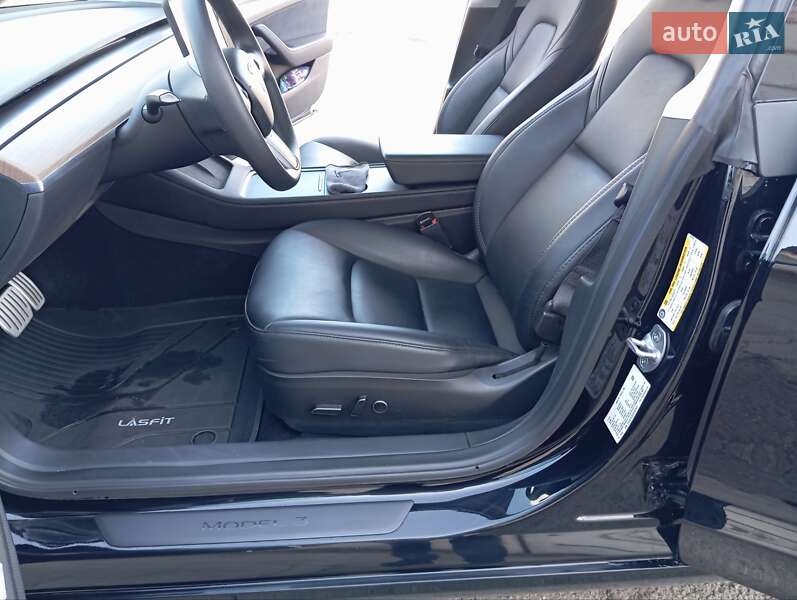 Седан Tesla Model 3 2023 в Яремче