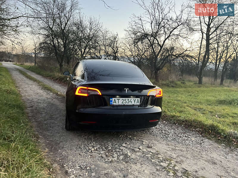 Седан Tesla Model 3 2018 в Долині