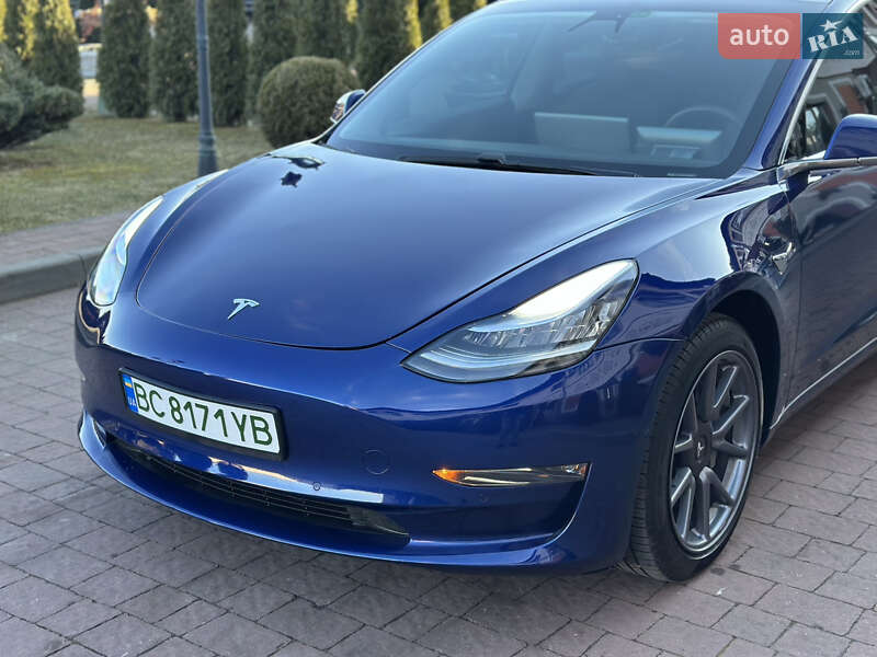 Седан Tesla Model 3 2020 в Стрию