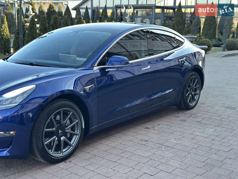 Седан Tesla Model 3 2020 в Стрию