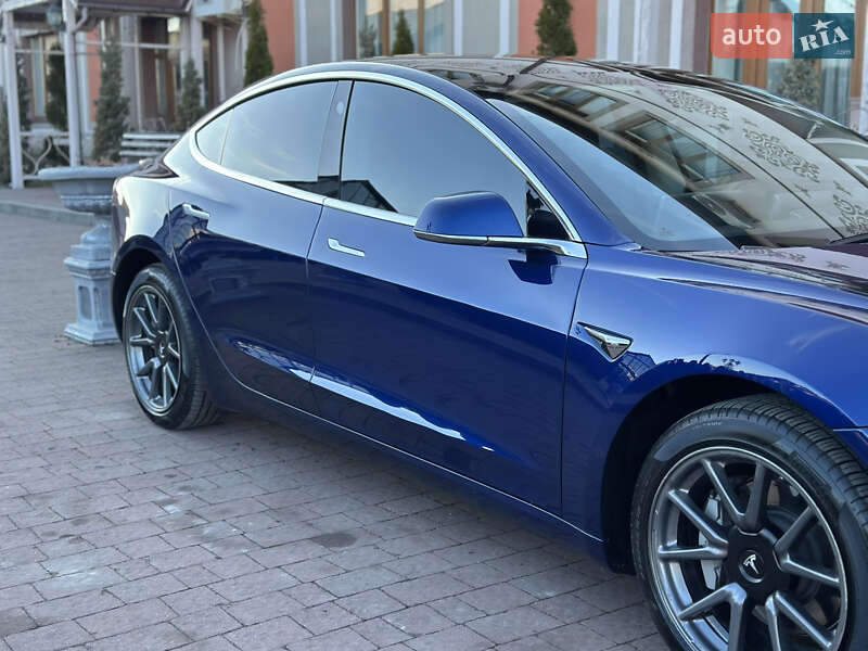 Седан Tesla Model 3 2020 в Стрию