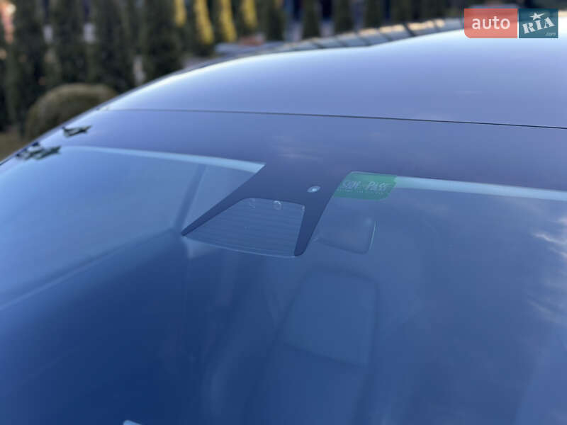 Седан Tesla Model 3 2020 в Стрию