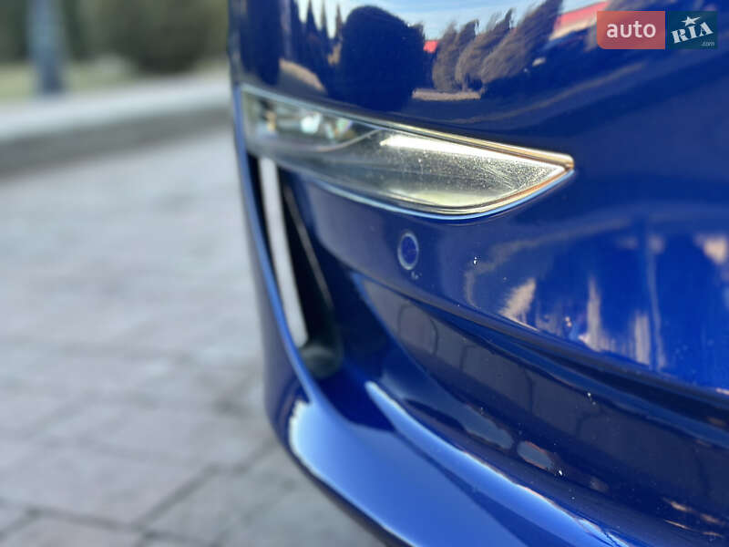 Седан Tesla Model 3 2020 в Стрию