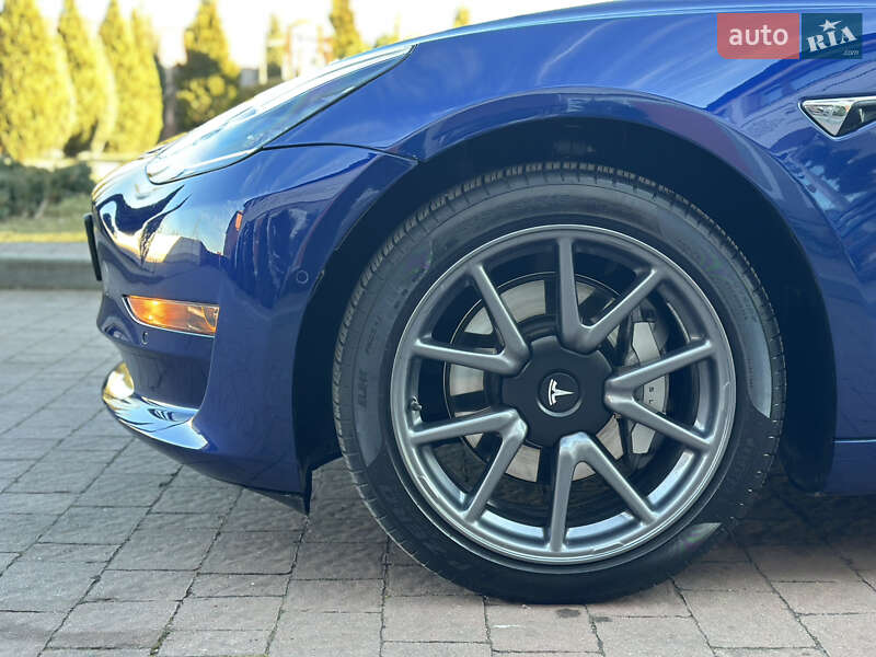 Седан Tesla Model 3 2020 в Стрию