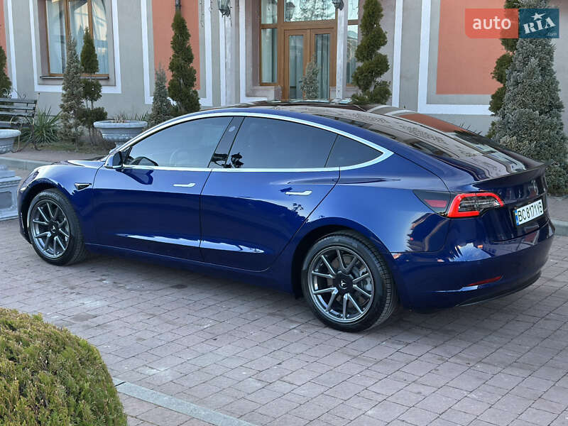 Седан Tesla Model 3 2020 в Стрию