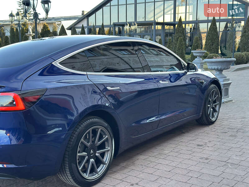 Седан Tesla Model 3 2020 в Стрию